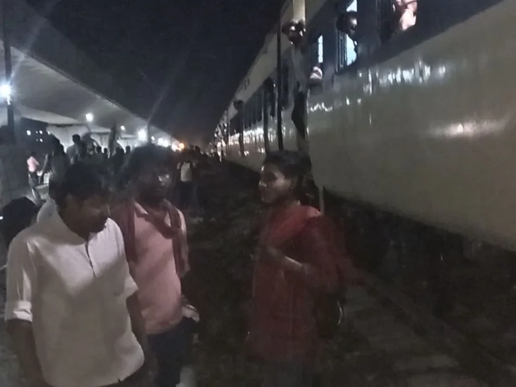पटना में बड़ा रेल हादसा टला, मेमू ट्रेन की बोगी में फंसी बाइक, मची अफरा-तफरी; यात्रियों ने कहा-लगा पलट गई 1 train 2025 05 52974722e6b3c576e0f9d1e094806879