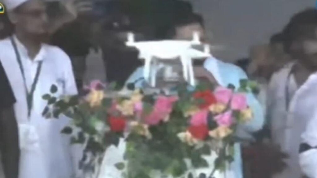 बाल-बाल बचे तेजस्वी यादव, भाषण के बीच अचानक आ गया ड्रोन, फिर ऐसे खुद को बचाया 1 0000