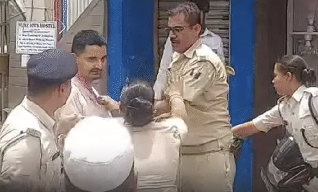 बिहार: पटना में युवक ने बीच सड़क ASI की वर्दी फाड़ी, चश्मा तोड़ डाला; खूब हंगामा 1 20250629 190447