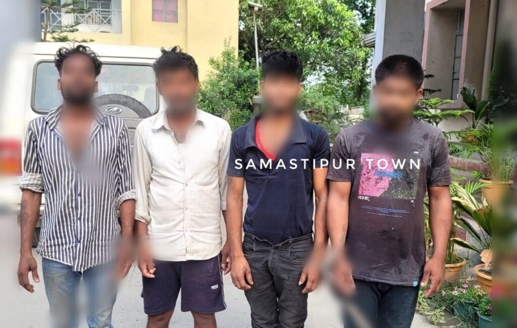 समस्तीपुर पुलिस ने अंतरजिला चोर गिरोह के चार सदस्यों को दबोचा, कबाड़ी व नाक-कान में छेद करने के काम के बहाने बंद घरों की रेकी करता था 1 FB IMG 1748707812397