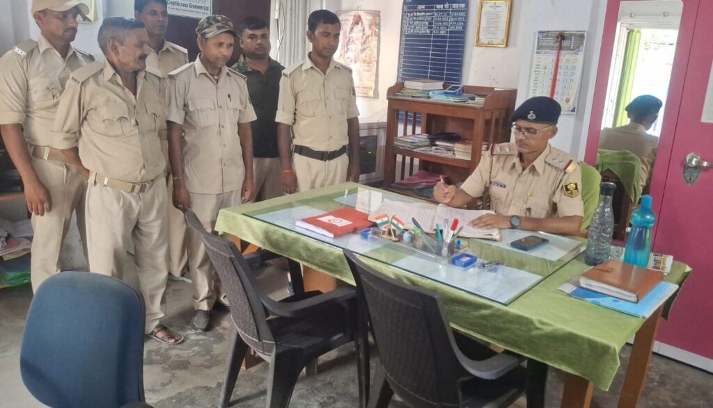 समस्तीपुर जिले के सभी थानों में चौकीदार परेड का किया गया आयोजन; अनुशासन, सजगता और कर्तव्यनिष्ठा का पढ़ाया गया पाठ 1 FB IMG 1749379796781