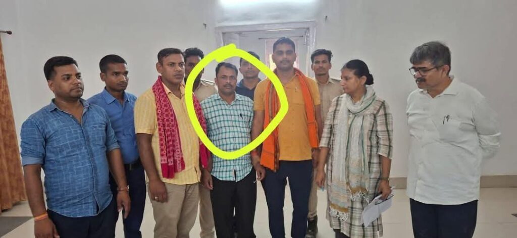 छपरा नगर निगम के लिपिक को 60 हजार रिश्वत लेते निगरानी ने पकड़ा, पेंशन जारी करने के लिये 10% कमीशन मांग रहा था 1 FB IMG 1749563010893
