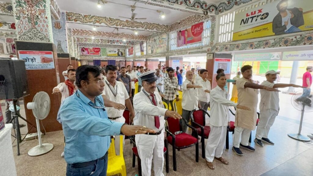 समस्तीपुर रेलवे स्टेशन परिसर में तंबाकू मुक्ति का दिलाया गया संकल्प 1 IMG 20250601 WA0004