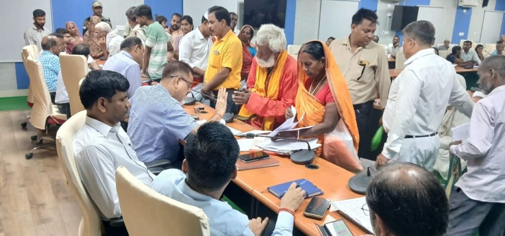 समस्तीपुर कलेक्ट्रेट सभागार में जनता दरबार का आयोजन, DM समेत अन्य पदाधिकारियों ने सुनी लोगों की समस्याएं 1 IMG 20250606 WA0055