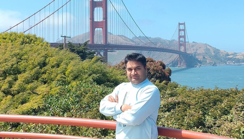 दीपेश झा तीन वर्षों से गरीब और असहाय लोगों को दे रहे नि:शुल्क एंबुलेंस की सेवा 1 IMG 20250608 WA0043