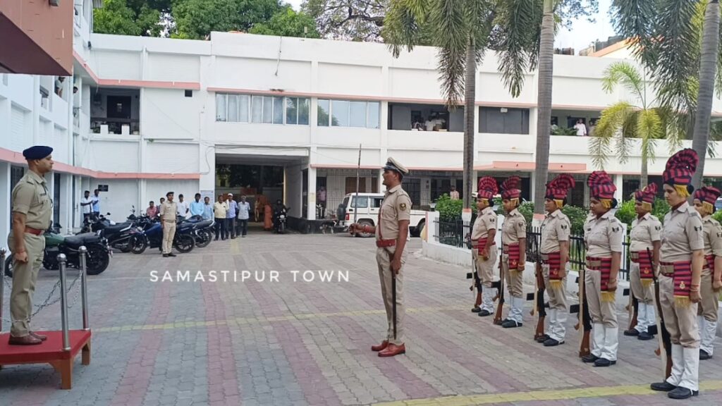 समस्तीपुर के 48वें SP के रूप अरविंद प्रताप सिंह ने संभाली कमान, कलेक्ट्रेट कैंपस में दिया गया गार्ड ऑफ ऑनर 1 IMG 20250618 WA0085
