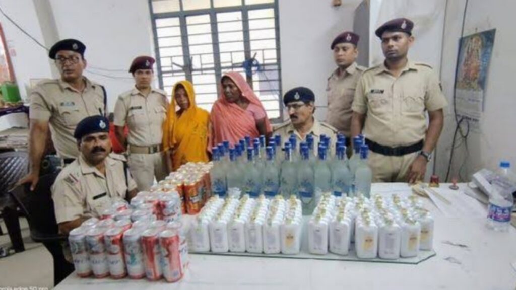 समस्तीपुर स्टेशन पर 63 लीटर शराब संग दो महिला स्मगलर गिरफ्तार, शराब की अनुमानित मुल्य 29 हजार रुपये 1 Picsart 25 06 13 15 00 58 137