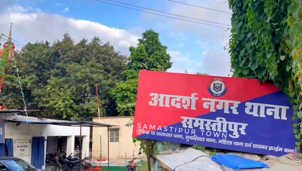 सरकारी नौकरी के नाम पर सैकड़ों युवाओं से ठगी कर बंधक बनाने का आरोप, शहर के अलग-अलग हिस्सों में भाड़े के मकान में हाउस अरेस्ट हैं सैकड़ों युवक-युवती 1 VID 20250620 WA0077