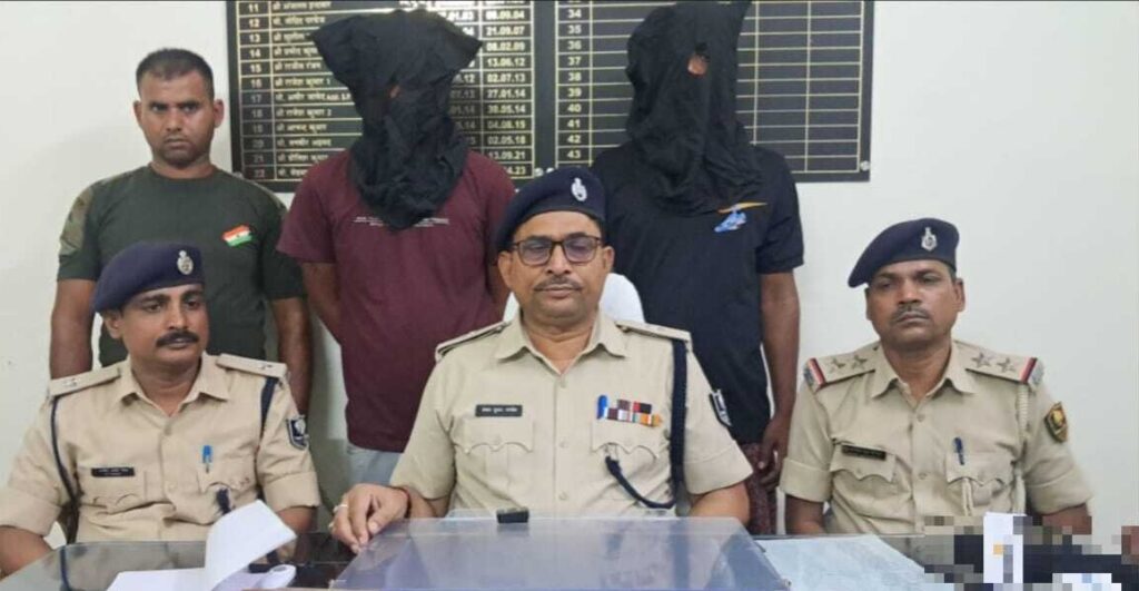 समस्तीपुर रिलायंस ज्वेलर्स लूटकांड में शामिल दो बदमाश लूटे गए 165.17 ग्राम आभूषण के साथ सारण से गिरफ्तार 1 file 2025 06 13T14 16 26