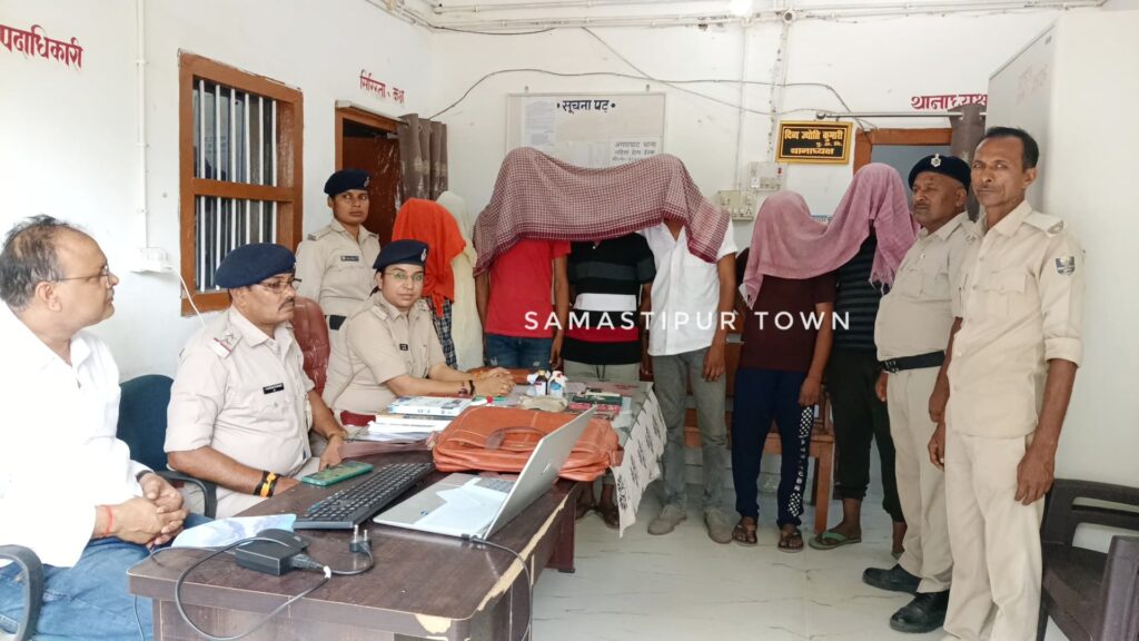 समस्तीपुर में तीन लाख रुपए से अधिक के प्रतिबंधित कफ-सिरप के साथ 2 महिला व 5 पुरूष तस्कर गिरफ्तार, 1 लाख नगद भी बरामद 1 file 2025 06 19T13 13 29
