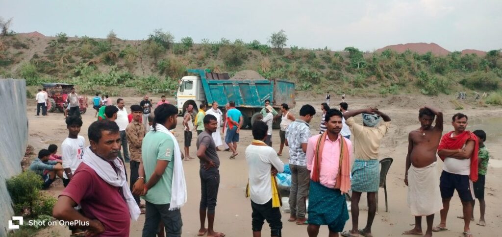 मटियौर में हाइवा की ठोकर से पिता की मौत व पुत्र जख्मी, फोरलेन बेस कैंप पर ग्रामीणों ने किया हंगामा 1 file 2025 06 23T15 07 31 1200x537 1