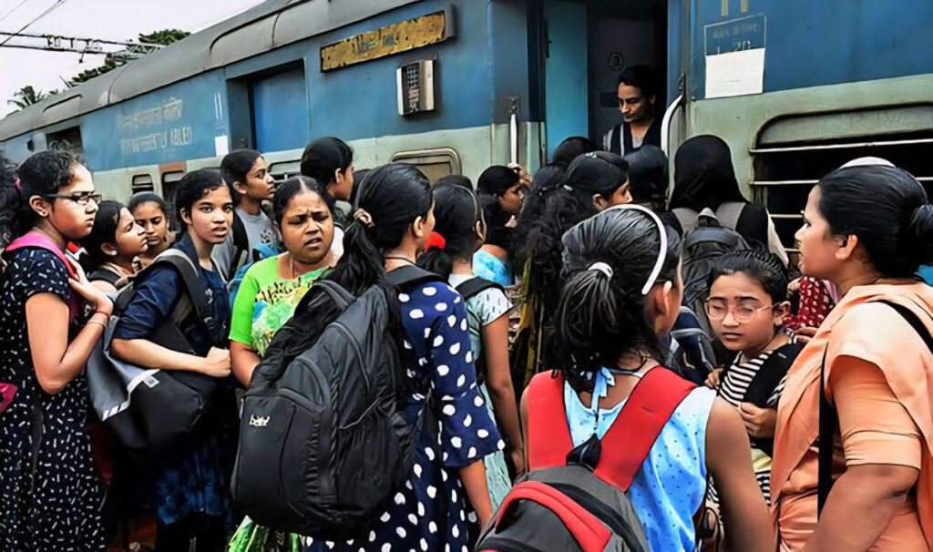महिला डिब्बे में यात्रा करने वाले 1588 पुरुष यात्री लिये गये हिरासत में... 1 images 12