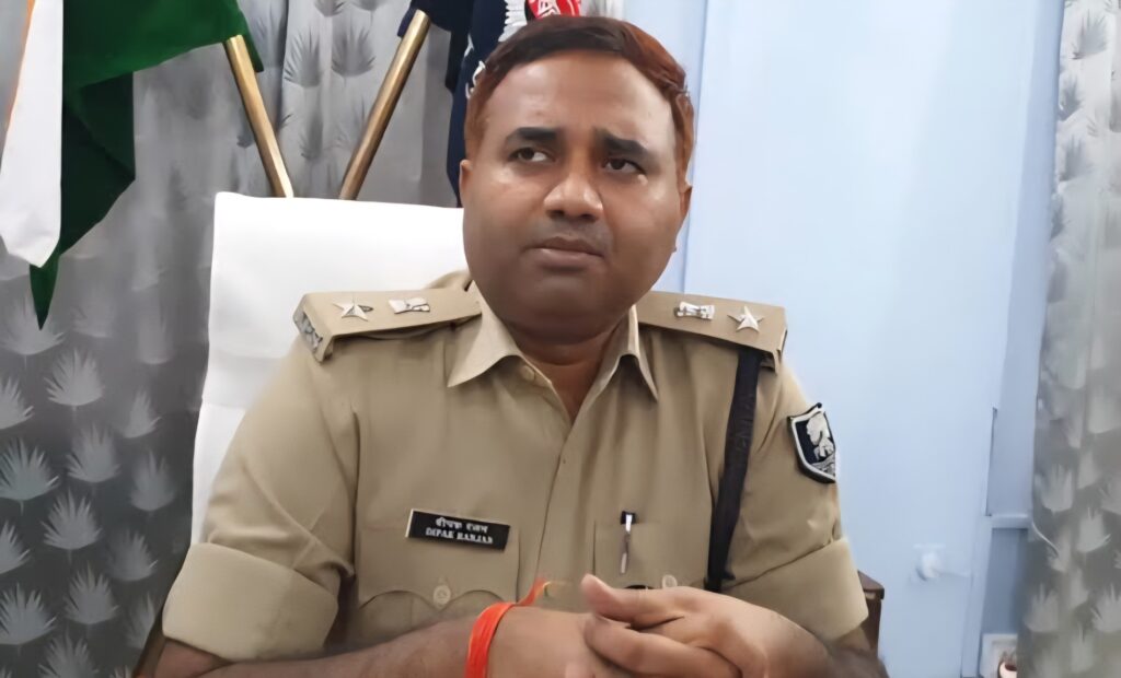 देर रात फ्रेश होने के लिए गाड़ी से उतरे थे IPS दीपक रंजन, वाहन लेकर फरार हो गया ड्राइवर; पैदल पहुंचे थाना 1 images 3