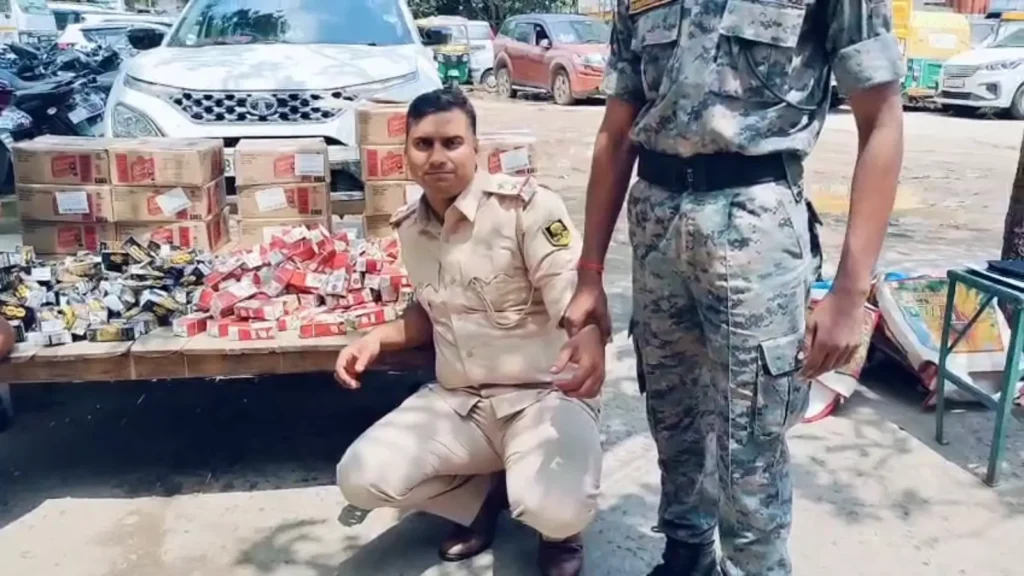 police ki wardi me sharab taskari 1