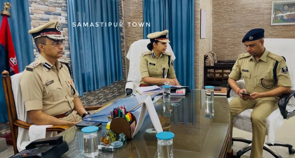 समस्तीपुर पहुंचे ADG ने पुलिसिंग व्यवस्था को लेकर की समीक्षा बैठक, अनसुलझे डबल म'र्डर की गुत्थी पर भी हुई चर्चा 1 20250710 235133