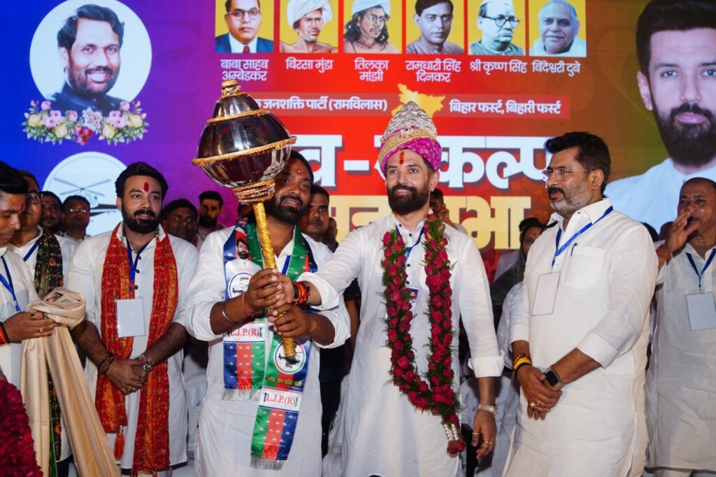मुझे बम से उड़ाने की साजिश रची जा रही...मुंगेर की रैली में चिराग पासवान का बड़ा दावा, विपक्ष को घेरा 1 20250719 220243
