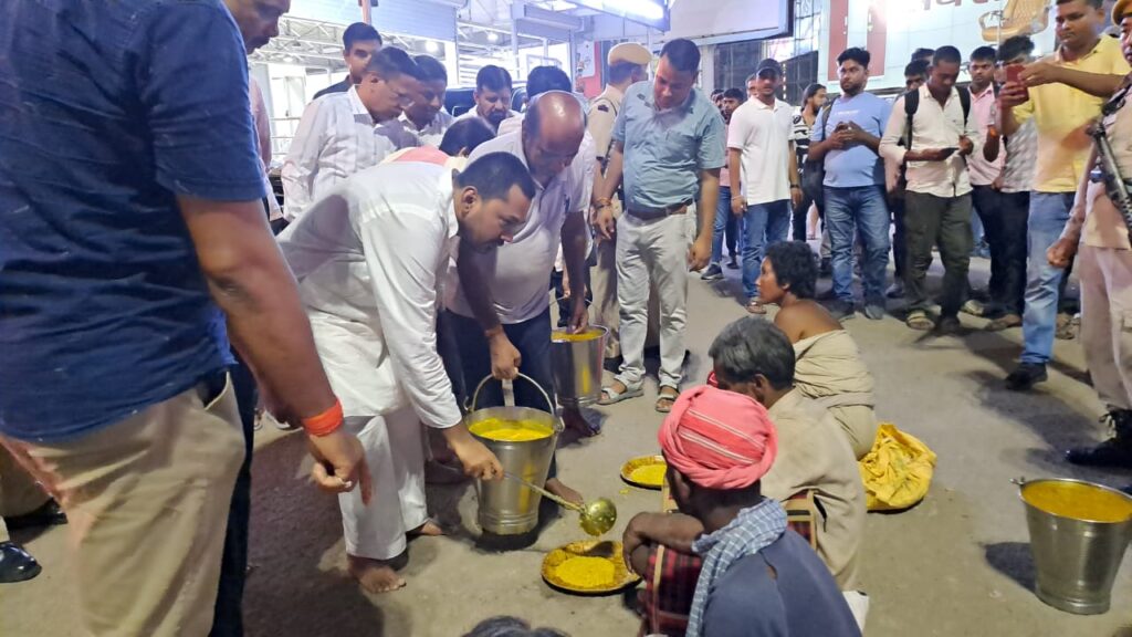अपने बर्थडे पर निशांत ने गरीबों को खिलाई खिचड़ी, खुद अपने हाथों से परोसा 1 20250720 215708