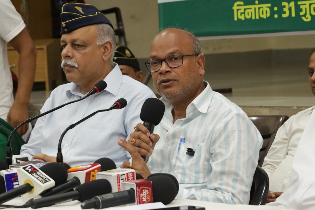 पटना में कांग्रेस प्रदेश अध्यक्ष के सामने भिड़े पार्टी कार्यकर्ता, बैठने को लेकर हंगामा 1 20250731 204722