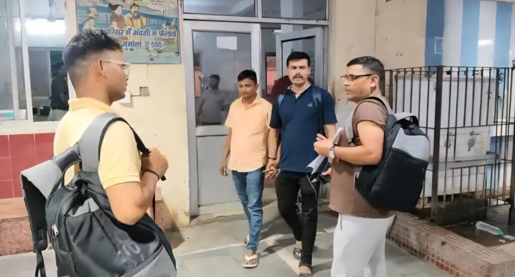 समस्तीपुर रेल मंडल में CBI की टीम ने घुसखोर बुकिंग क्लर्क को किया गिरफ्तार, व्यवसायी से मांगी थी 20 हजार की रिश्वत, वाणिज्य अधीक्षक भी गिरफ्तार 1 853df7f5 3853 4ebf ad8a 7b57a1dee0eb