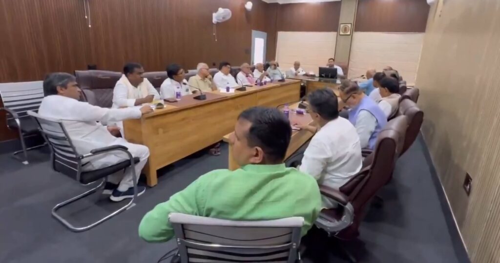 60 सीट पर तेजस्वी यादव से बिगड़ रही बात? पटना में महागठबंधन की बैठक छोड़ दिल्ली पहुंचे मुकेश सहनी 1 96kcpGoFbT2NkuYa