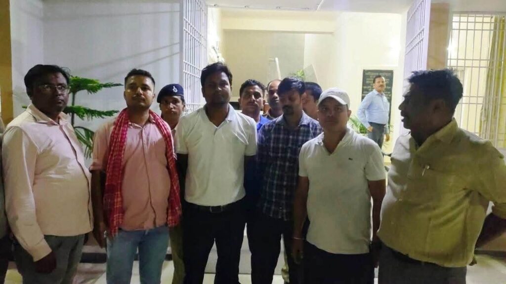 जमीन दाखिल-खारिज के लिए मांगी थी 20 हजार घूस, सहरसा में CO और डाटा ऑपरेटर को निगरानी ने रंगेहाथ दबोचा 1 FB IMG 1752280636579