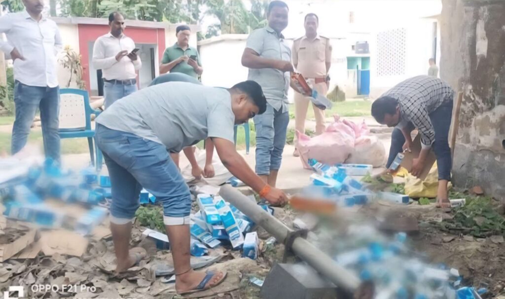 वारिसनगर थाना परिसर में 9 कांडों में जब्त 425.25 लीटर विदेशी एवं 9 लीटर देशी शराब का किया गया विनष्टीकरण 1 FB IMG 1752547915118