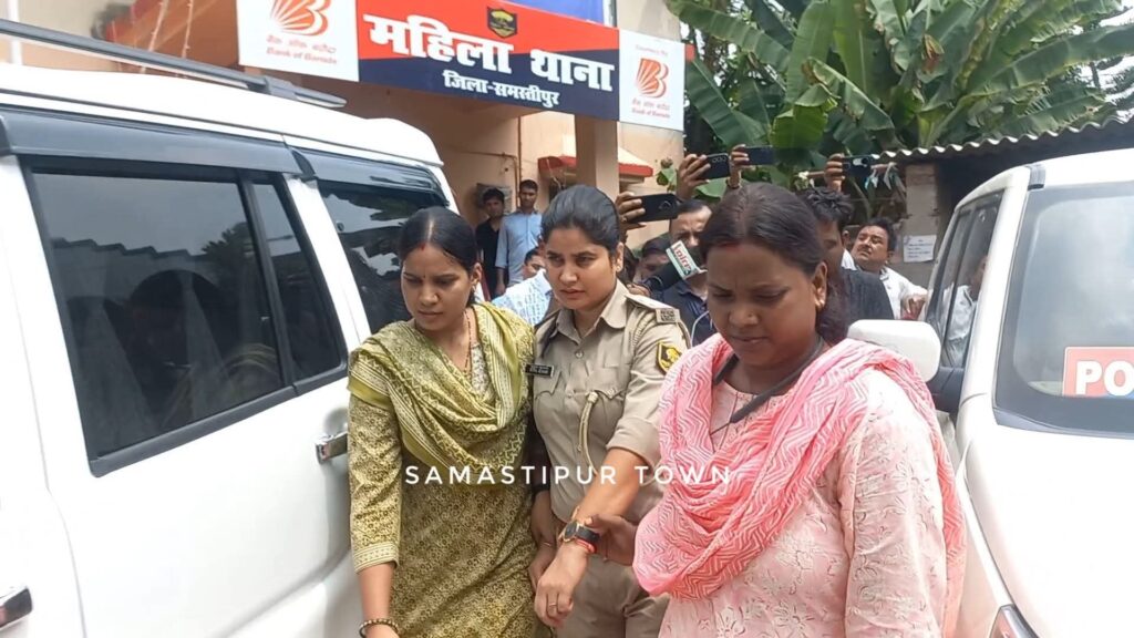 समस्तीपुर महिला थानाध्यक्ष और उसके ड्राइवर को निगरानी ने 20 हजार रुपये रिश्वत लेते रंगे हाथों किया गिरफ्तार, मामला रफा-दफा करने को मांगे थे घूस 1 FB IMG 1752921317918