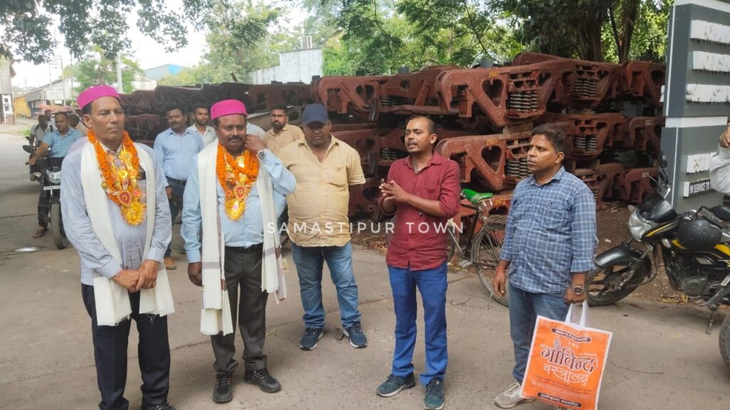 समस्तीपुर यांत्रिक कारखाना के दो कर्मचारी सेवानिवृत्त, विदाई समारोह का किया गया आयोजन 1 IMG 20250630 WA0130