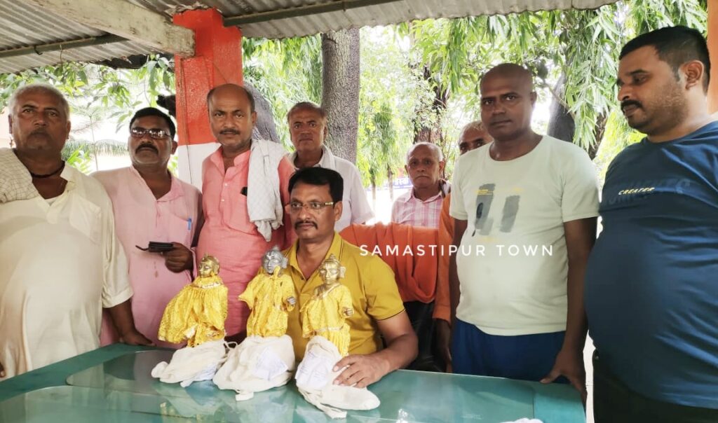समस्तीपुर: चोरी की गई मूर्ति बरामदगी के बाद कोर्ट के आदेश पर लाया गया गांव, थानाध्यक्ष ने ग्रामीणों को सौंपा, लोगों में खुशी 1 IMG 20250717 WA0007