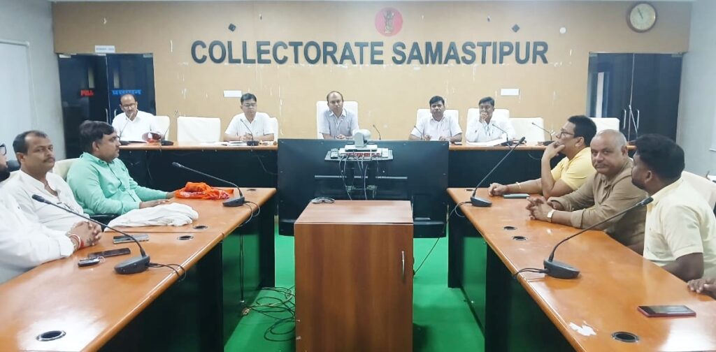 धान अधिप्राप्ति की समीक्षा बैठक में आपूर्ति की धीमी गति व राज्य औसत से कम सीएमआर आपूर्ति होने पर DM ने लगाई फटकार 1 IMG 20250719 WA0004