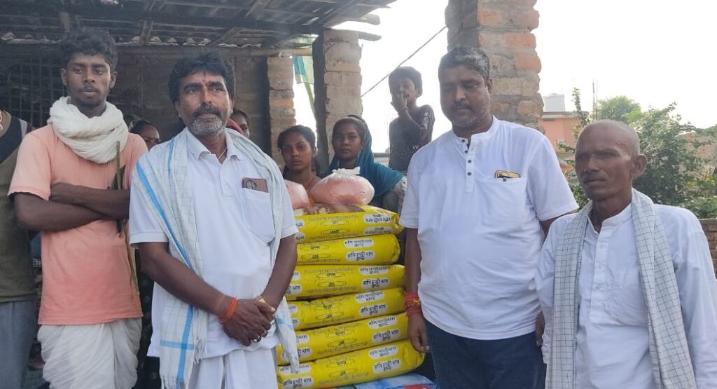 करंट की चपेट में आकर असामयिक मौत के शिकर सहदेव मल्लिक के परिजनों को समाजसेवी राजू सहनी ने उपलब्ध करायी राहत सामग्री 1 IMG 20250723 WA0046