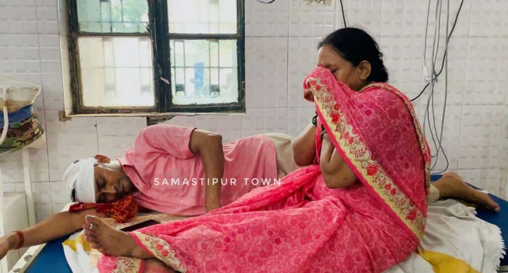 समस्तीपुर में पुलिस टीम पर हमला, थानाध्यक्ष का हाथ टूटा व दो अन्य पुलिसकर्मी गंभीर रूप से जख्मी 1 IMG 20250724 WA0215