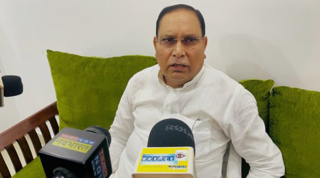 बिहार सरकार के मंत्री महेश्वर हजारी ने खुदीराम बोस पूसा स्टेशन पर अवध असम एवं पवन एक्सप्रेस के ठहराव की मांग रेल मंत्री से की 1 IMG 20250720 172644 511