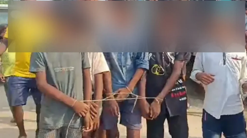 बिहार: 25 किलो दाल चुराने की सजा… 4 बच्चों को पकड़ा, हाथ बांधे-पीटा फिर गांव में घुमाया 1 Picsart 25 07 27 17 42 30 148