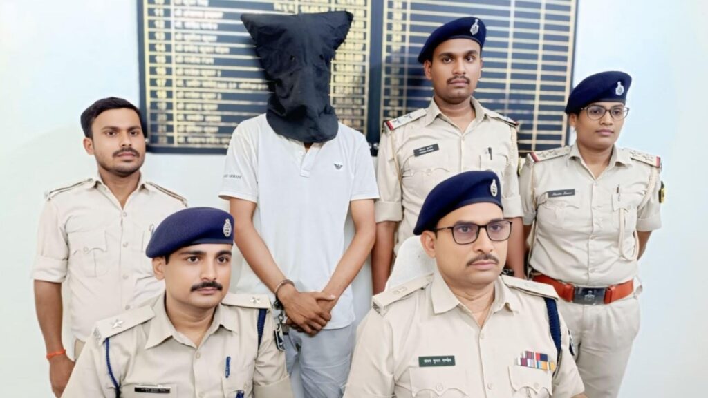 पिता की ह'त्या का बदला लेने के लिये प्रिंस ने की थी महाकाल की ह'त्या, जितवारपुर चांदनी चौक पर हुए ह'त्याकांड मामले का खुलासा 1 Picsart 25 07 31 22 10 38 082