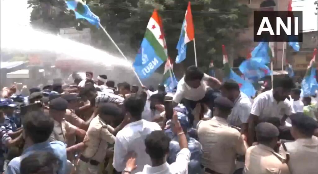 SIR पर NSUI का पटना में बवाल, वाटर कैनन से पुलिस ने रोका; विधानसभा घेरने जा रहे थे 1 Screenshot 20250724 133811 X