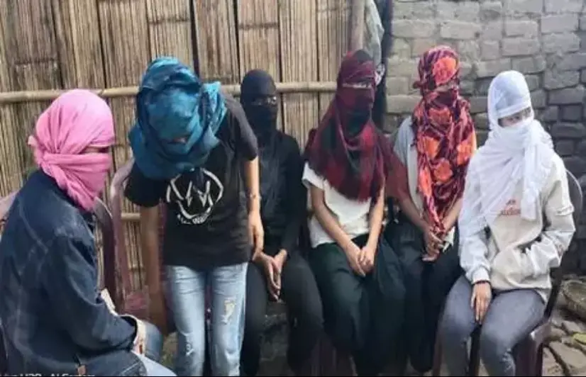 बिहार में डीजे-आर्केस्ट्रा में नाबालिगों के नाच पर कानून का डंडा, मालिक और आयोजक को होगी जेल 1 a group of women rescued after a police raid in bihar. sourced by pushya mitra