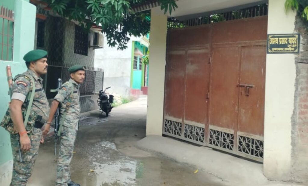 सुबह-सुबह मद्य निषेध विभाग के DSP के घर स्पेशल निगरानी विभाग की छापेमारी, आवास पर पुलिस बल की तैनाती 1 bihar news police raid