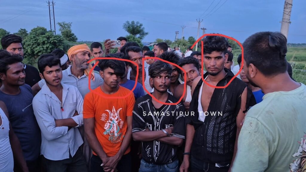 समस्तीपुर: मोबाइल छिनतई करते रंगेहाथ तीन युवक धराए, ग्रामीणों ने पकड़ कर पुलिस को सौंपा 1 file 2025 07 26T15 28 56