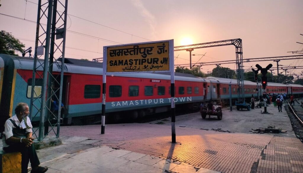 समस्तीपुर रेलवे स्टेशन पर जननायक एक्सप्रेस पकड़ने पहुंचने यात्री की प्लेटफॉर्म पर मौ'त 1 img2025052217301411440928