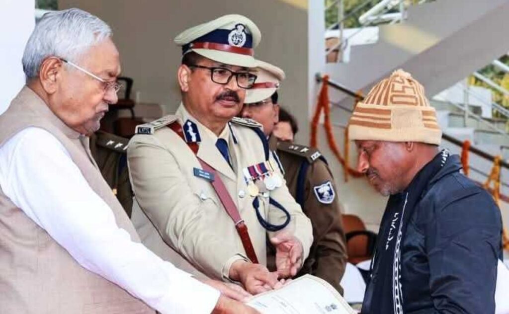 घटना के 24 घंटे बाद भी नदी में नहीं मिले 'जल योद्धा' भुल्ला सहनी, अत्यधिक जलकुंभी के कारण SDRF ने खड़े किये हाथ 1 फाइल फोटो 6