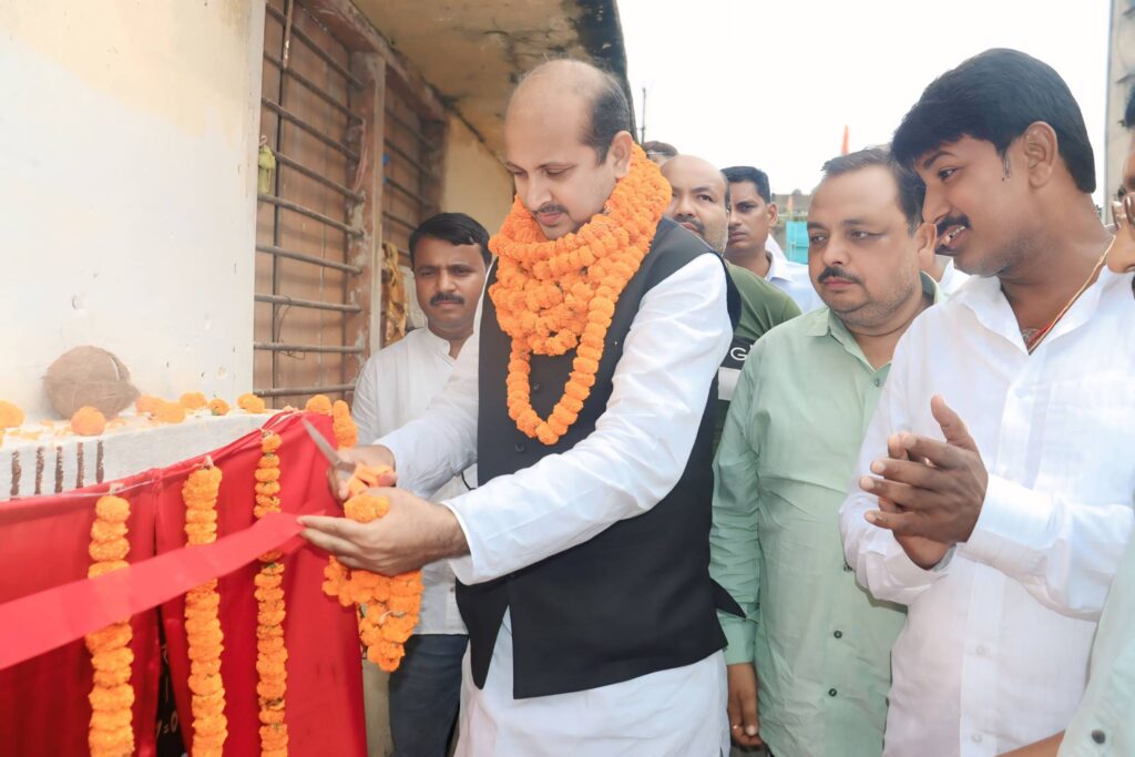 समस्तीपुर शहर के पेठिया गाछी स्थित नवजीवन क्लब के पास केंद्रीय पुस्तकालय के नए भवन का विधायक ने किया शिलान्यास 1 1000020663