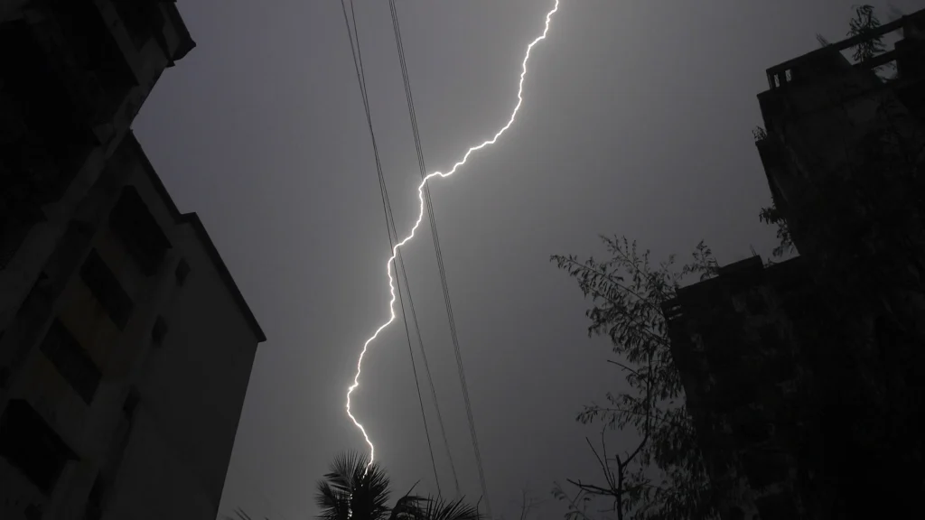 आज पूरे बिहार में गरज-चमक के साथ बारिश की चेतावनी, 6 अगस्त तक के लिए IMD की एडवाइजरी जारी 1 20250802 091214