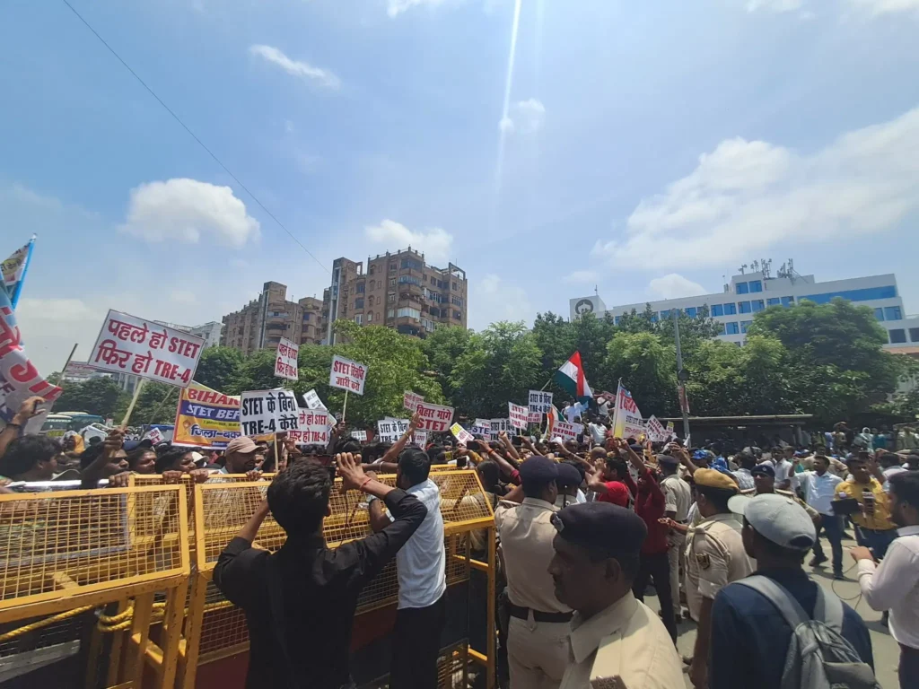 TRE 4 के पहले STET के अभ्यर्थी सड़क पर उतर कर रहे प्रदर्शन; परीक्षा लेने की हो रही मांग 1 20250807 124541