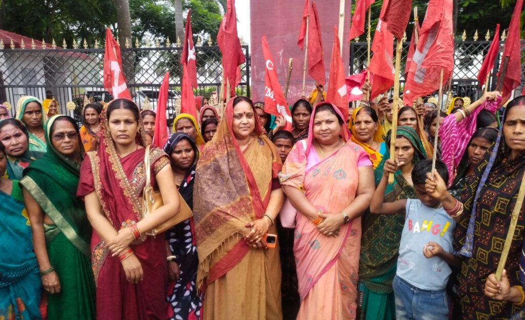 समस्तीपुर में SIR के खिलाफ सीपीएम का कलेक्ट्रेट के बाहर प्रदर्शन, चुनाव आयोग और सरकार के खिलाफ की नारेबाजी 1 20250808 221843