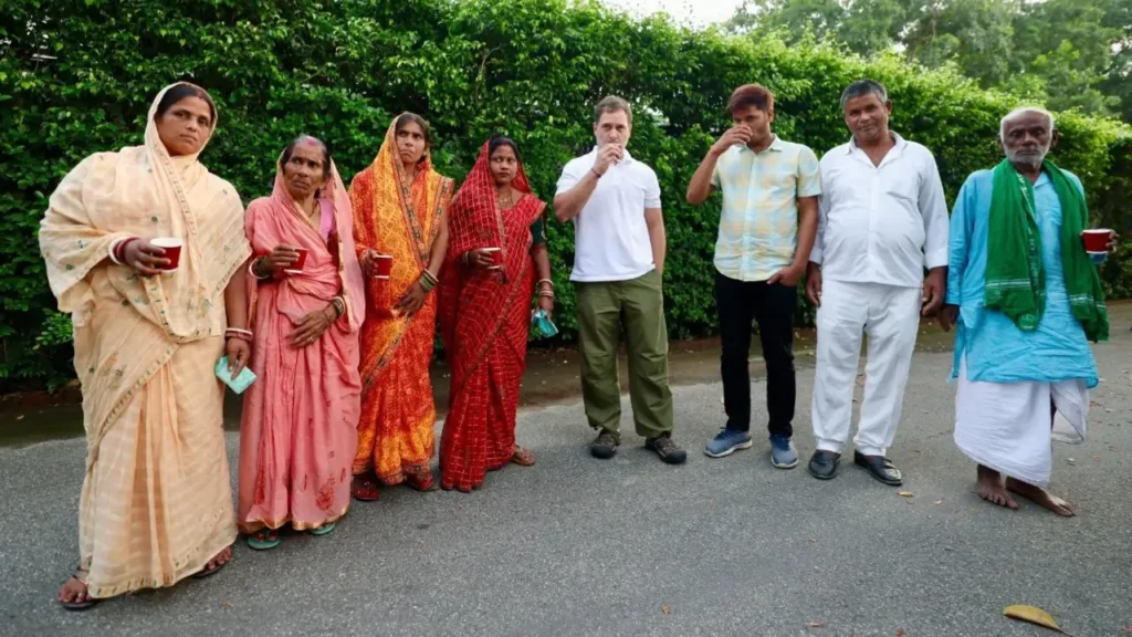तेजस्वी के राघोपुर के 'मृत' मतदाताओं के साथ राहुल गांधी ने पी चाय, अनोखे अनुभव के लिए चुनाव आयोग को कहा शुक्रिया 1 20250813 204803