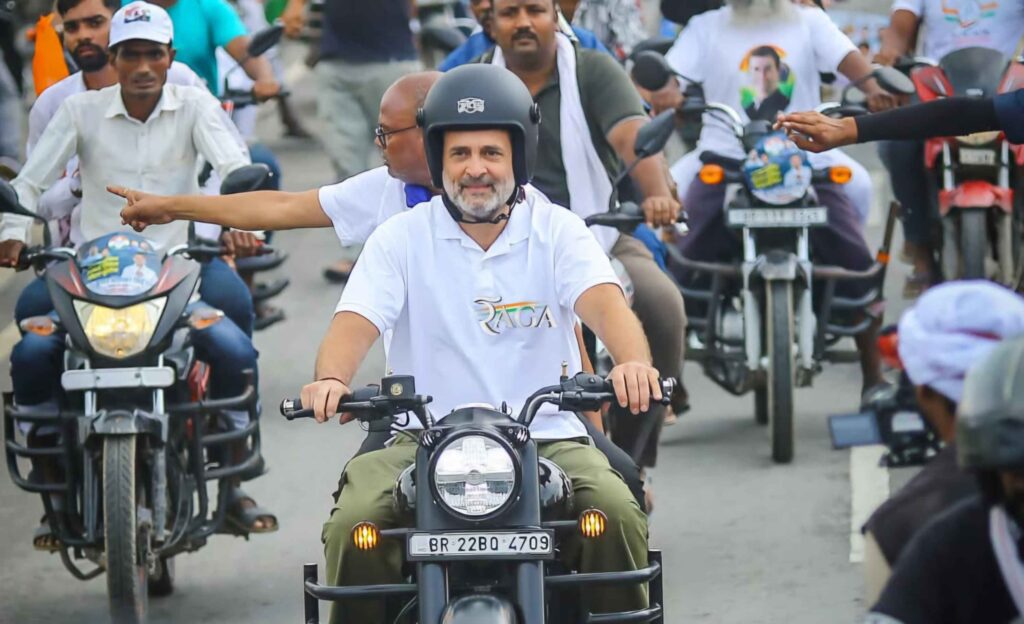 बिहार की सड़कों पर राहुल गांधी ने दौड़ाई बाइक, पिछली सीट पर राजेश राम; तेजस्वी संग वोटर अधिकार यात्रा 1 20250824 124835