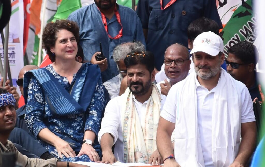 बिहार की सड़कों पर राहुल और प्रियंका, सड़क पर कांग्रेस वर्करों का हुजूम, वोटर अधिकार यात्रा में जोश हाई, तेलंगाना के CM भी शामिल 1 20250826 110904
