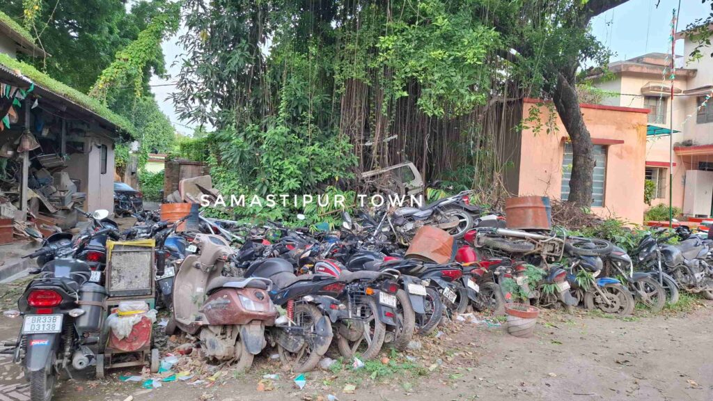 समस्तीपुर के विभिन्न थानों में जब्त वाहनों का लगा है अंबार, न नीलामी हो रही और न रखरखाव, वाहन बने कबाड़ 1 20250826 164028