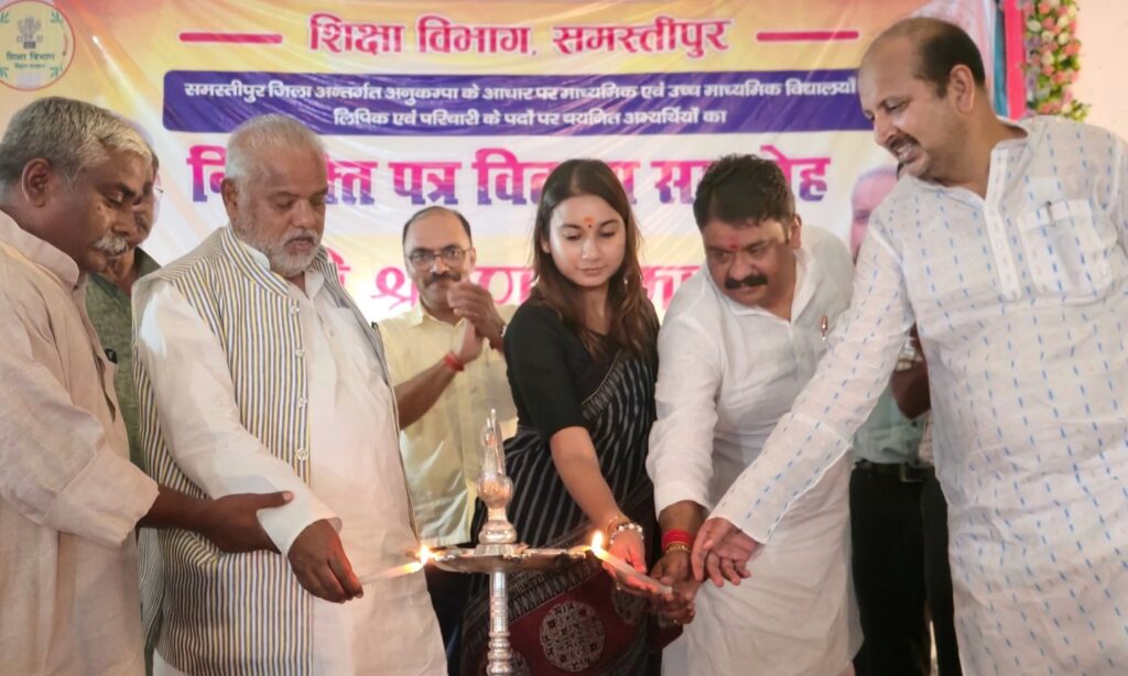 समस्तीपुर में शिक्षा विभाग ने अनुकंपा के आधार पर चयनित 146 अभ्यर्थियों को नियुक्ति पत्र सौंपा, प्रभारी मंत्री बोले- "जिम्मेदारी के साथ करें कार्य" 1 20250827 211325